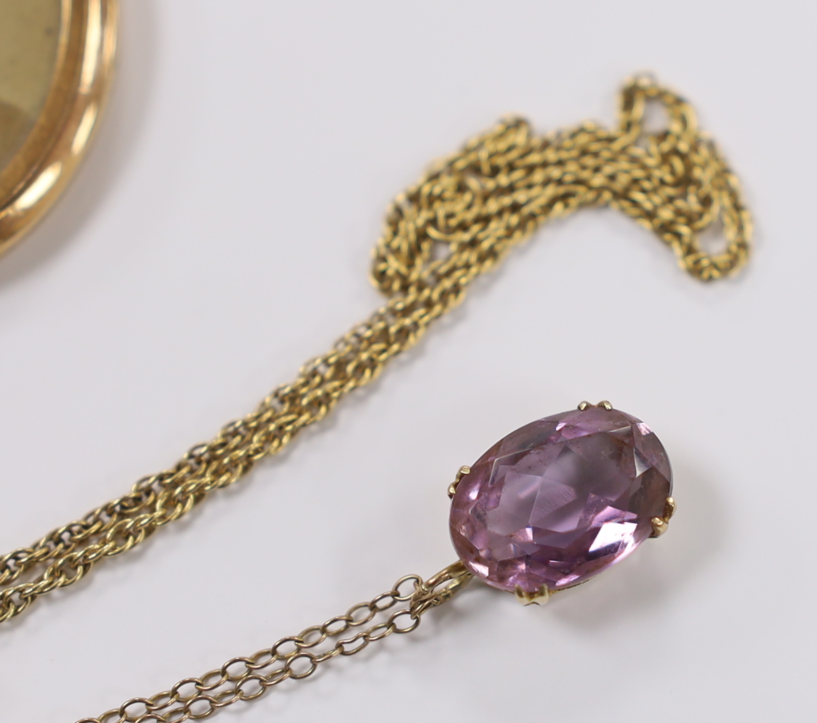 A modern 9ct gold and gem set dress ring, a 9ct gold and amethyst set pendant on a 9ct chain, a similar lapis lazuli set pendant and other assorted jewellery.